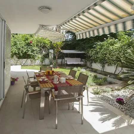 아파트 Deluxe Lea With Large Garden *