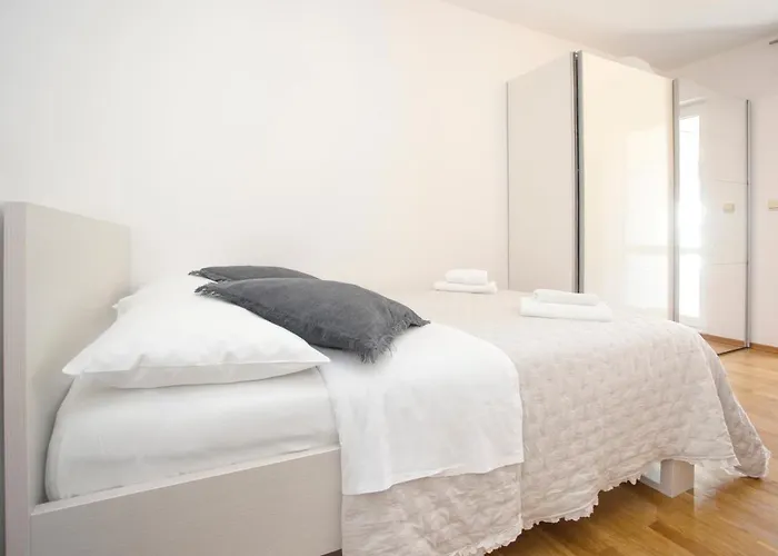 Deluxe Lea With Large Garden Split