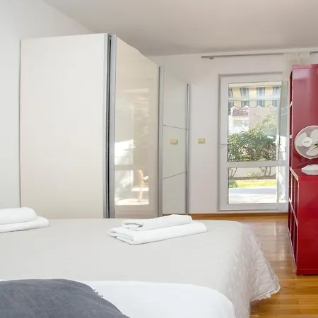 Deluxe Lea With Large Garden Апартаменты