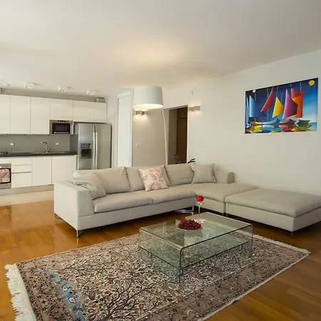 Deluxe Lea With Large Garden Апартаменты *