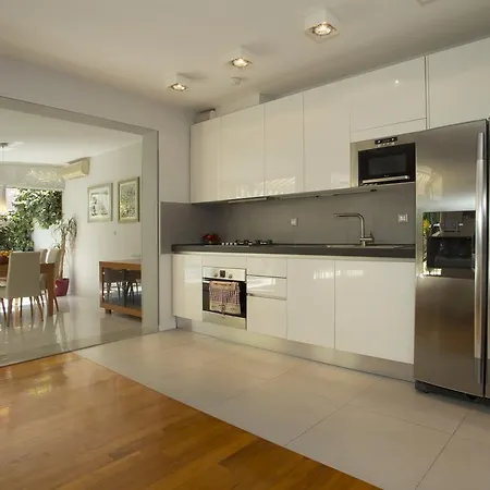 Апартаменты Deluxe Lea With Large Garden