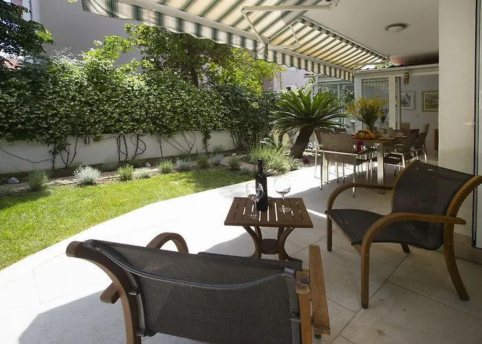 Deluxe Lea With Large Garden Lägenhet