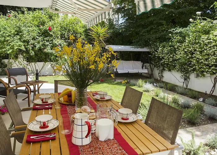 Lägenhet Deluxe Lea With Large Garden