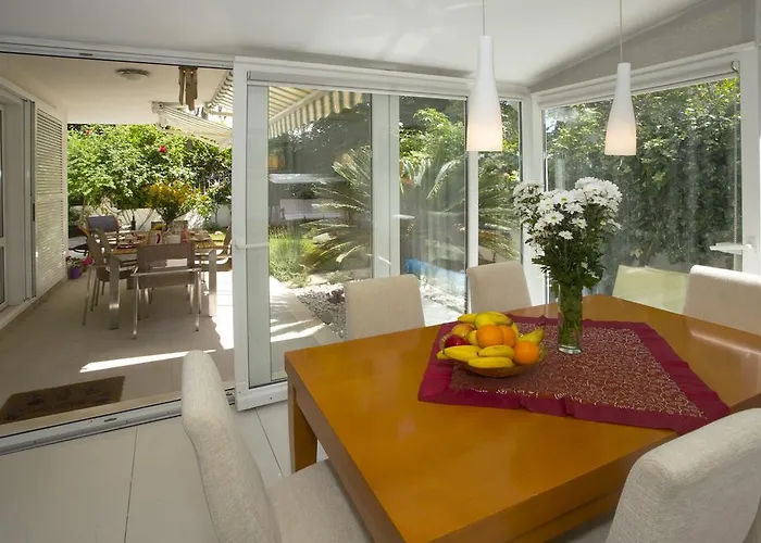 Deluxe Lea With Large Garden Lägenhet